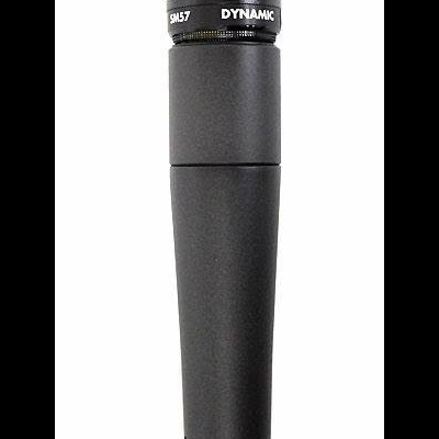 Microfone preto dinâmico com grelha superior e texto SM57 DYNAMIC