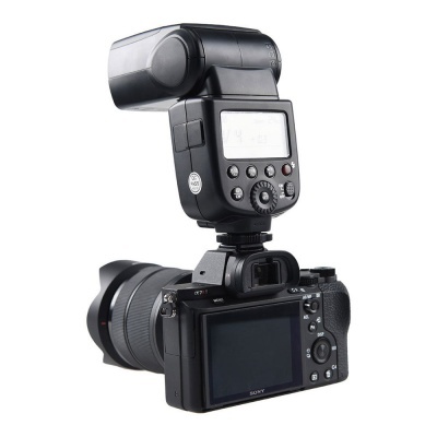 Câmara digital Sony preta com lente e flash externo montado