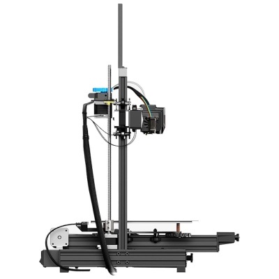 Impressora 3D com estrutura metálica preta e cabos organizados