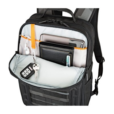 Mochila preta aberta mostrando diversos itens organizados no seu interior