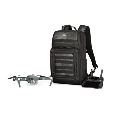 Mochila preta Lowepro, drone cinzento e comando remoto preto