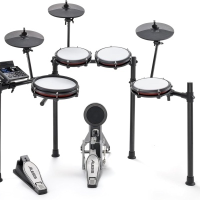 Bateria eletrónica Alesis com tambores brancos, pratos pretos e pedal