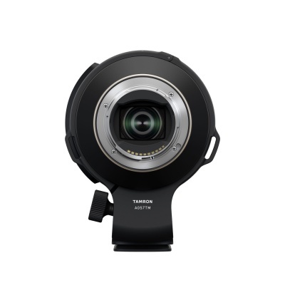Lente fotográfica Tamron A057TM com corpo preto e encaixe metálico prateado
