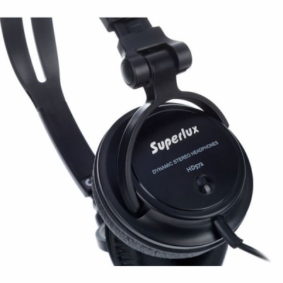 Auriculares pretos Superlux HD572 com cabo e almofadas acolchoadas