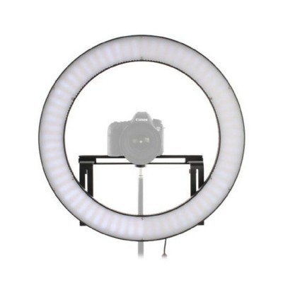 Anel de luz LED com câmara no centro em fundo branco