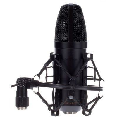 Microfone preto com suporte elástico sobre fundo branco