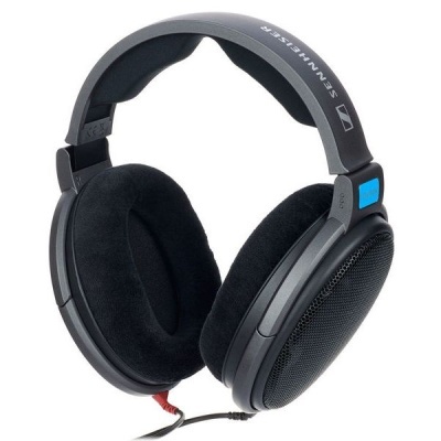 Headphone preto com almofadas de veludo e estrutura cinzenta com texto SENNHEISER