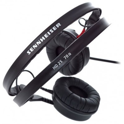 Headphones pretos Sennheiser HD 25 70Ω com almofadas acolchoadas