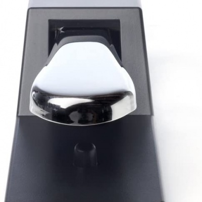 Abridor de garrafas preto com alavanca metálica prateada