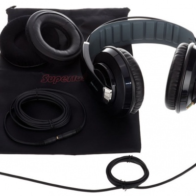 auscultadores com alça azul, almofadas pretas, cabo preto e bolsa preta com logótipo vermelho