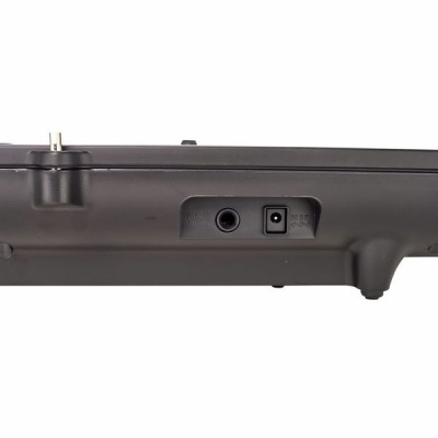 Parte lateral de teclado musical elétrico preto com conectores