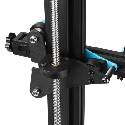 Detalhe de impressora 3D com estrutura metálica preta e parafuso sem fim prateado