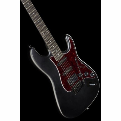 Guitarra elétrica preta com pickguard vermelho marmoreado e botões pretos, fundo preto