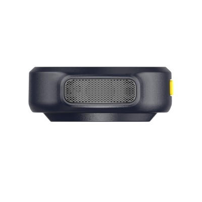 Coluna portátil preta com detalhe amarelo e grelha metálica