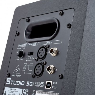 Traseira de coluna Behringer Studio 50 USB com portas USB, entradas XLR e botões
