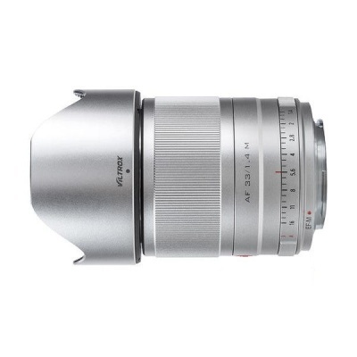 Objetiva fotográfica prateada com anéis de controlo e proteção frontal