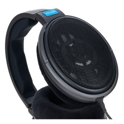 Headphones pretos com almofadas grandes e detalhe azul com texto 'HD 650'