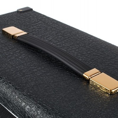 Maleta preta com alça preta e detalhes dourados 