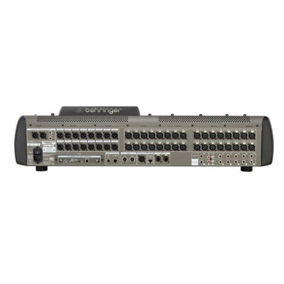Mesa de som Behringer com múltiplas entradas e saídas cinza e preta