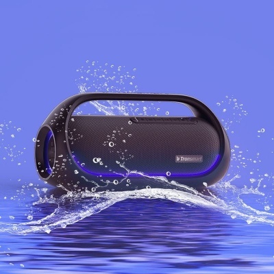 Coluna portátil preta Tronsmart com luzes azuis e gotas de água