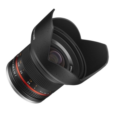 Objetiva fotográfica preta com anel vermelho e capa preta protetora