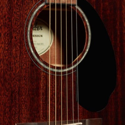 Guitarra acústica de madeira castanha escura com seis cordas e roseta decorativa