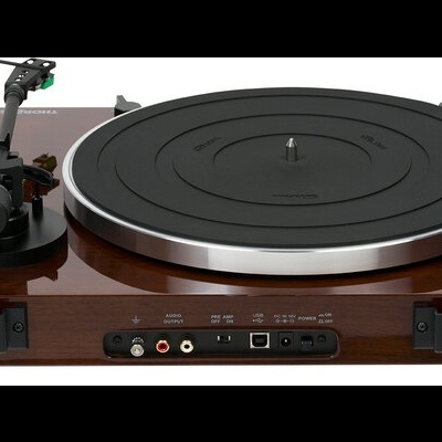 Gira-discos vintage com base de madeira castanha e prato preto