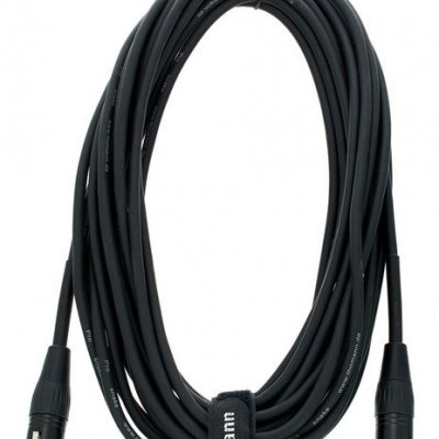 Cabo de áudio preto com conectores XLR em fundo branco