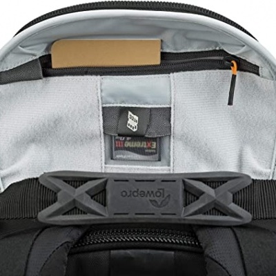 Mochila preta com interior cinza e compartimento para portátil aberto