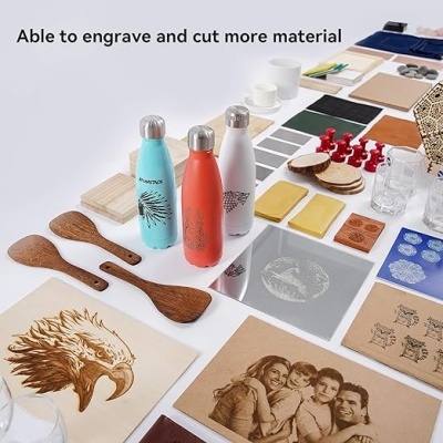 Mesa com várias amostras de materiais para gravação e corte, incluindo garrafas e colheres de madeira