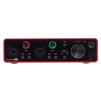 Interface de áudio Focusrite Scarlett 2i2 preta e vermelha com botões e conectores frontais