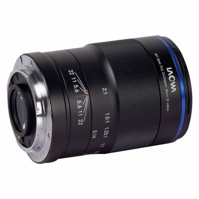 Objetiva LAOWA preta com aro azul e anel texturado vista de lado