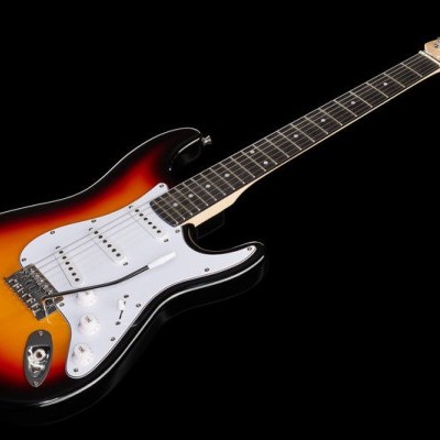 Guitarra elétrica com acabamento em três cores em fundo preto