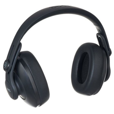 Auscultadores over-ear pretos com almofadas almofadadas e logotipo AKG