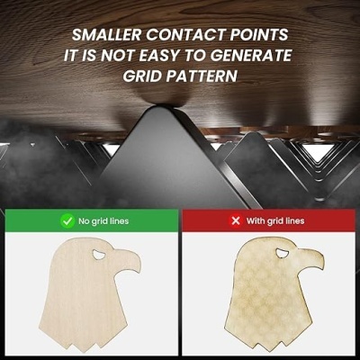 Comparação de duas peças de madeira em forma de cabeça de águia, uma lisa e outra com padrão de grade.