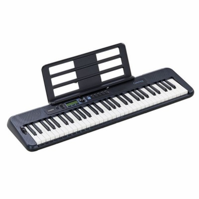 Teclado musical eletrónico preto com suporte para partituras.