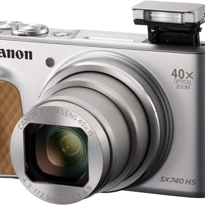 Câmara fotográfica Canon SX740 HS prateada com flash aberto e lente expandida