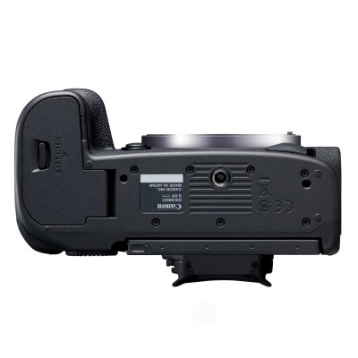 Parte inferior de câmara digital Canon preta com texto e símbolos