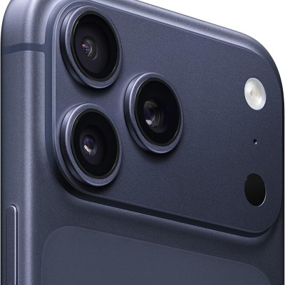 Smartphone cinzento escuro com três lentes de câmara e flash LED