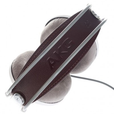 Auscultadores AKG com arco em pele castanha e estrutura metálica cinza