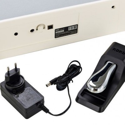 Pedal sustain Korg preto com adaptador de corrente