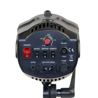 Parte traseira de equipamento eletrónico preto com botões, interruptores e texto