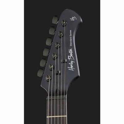 Cabeça de guitarra elétrica preta Harley Benton com cravelhas pretas e inscrições brancas.