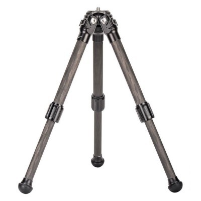 Tripé de madeira escura com metal preto em fundo branco