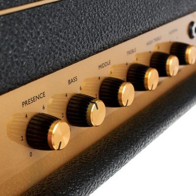 Painel de amplificador com botões para controle de som e fundo dourado