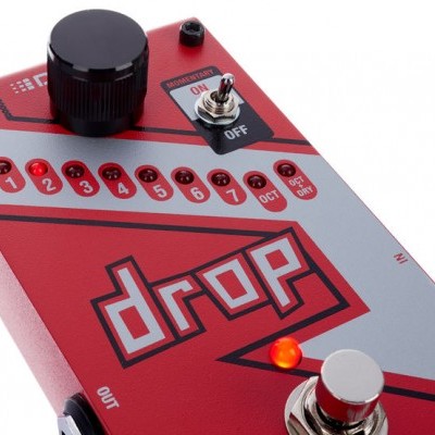 Pedal de efeito para guitarra vermelho e cinza com texto DROP e botões numerados