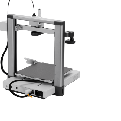 Impressora 3D cinza e branca com cama preta e fios conectados