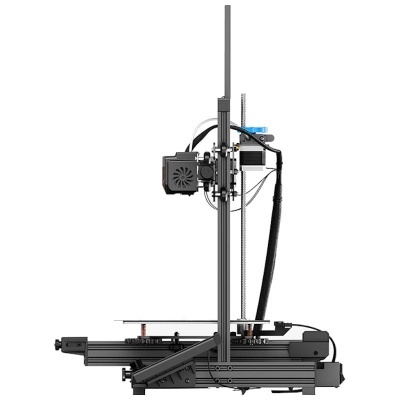 Impressora 3D de perfil lateral com estrutura metálica preta e cinzenta
