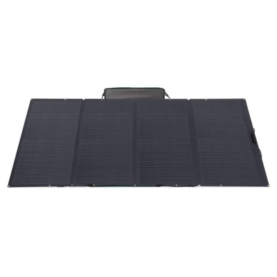 Painel solar portátil preto com quatro segmentos e alça para transporte