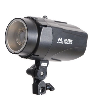 Equipamento de iluminação fotográfica em preto com lente frontal e suporte ajustável